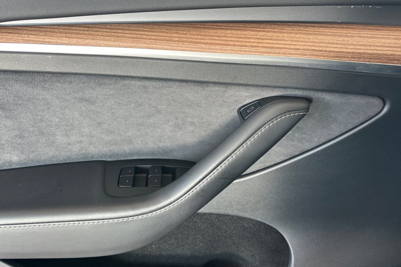 Tesla Model Y Vehicle Full-screen Gallery Image 11