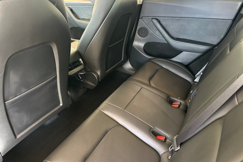 Tesla Model Y Vehicle Full-screen Gallery Image 12