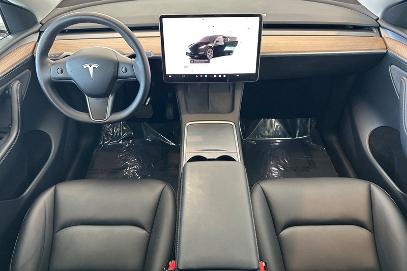 Tesla Model Y Vehicle Full-screen Gallery Image 13
