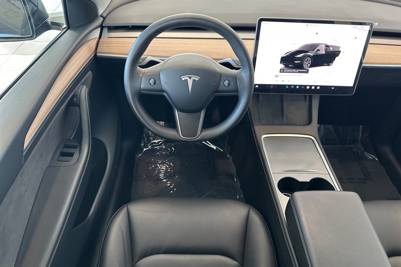 Tesla Model Y Vehicle Full-screen Gallery Image 14