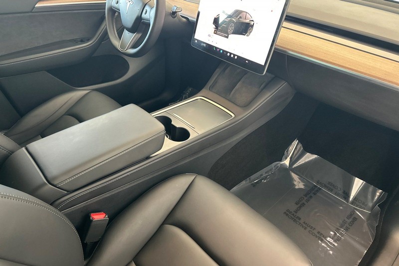 Tesla Model Y Vehicle Full-screen Gallery Image 16