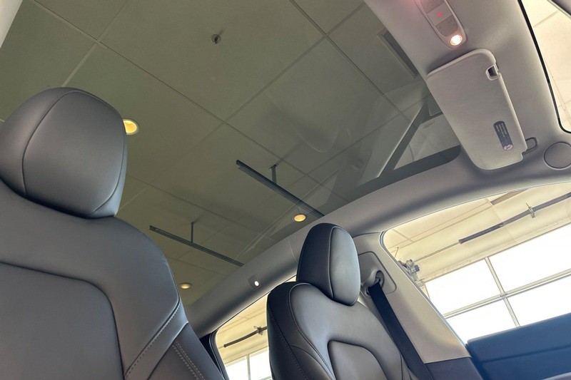 Tesla Model Y Vehicle Full-screen Gallery Image 17