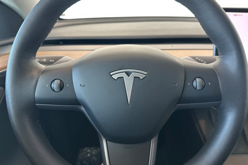 Tesla Model Y Vehicle Full-screen Gallery Image 23