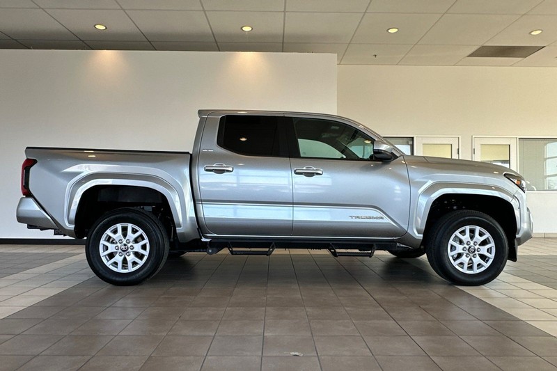 Toyota Tacoma 4WD Vehicle Full-screen Gallery Image 03