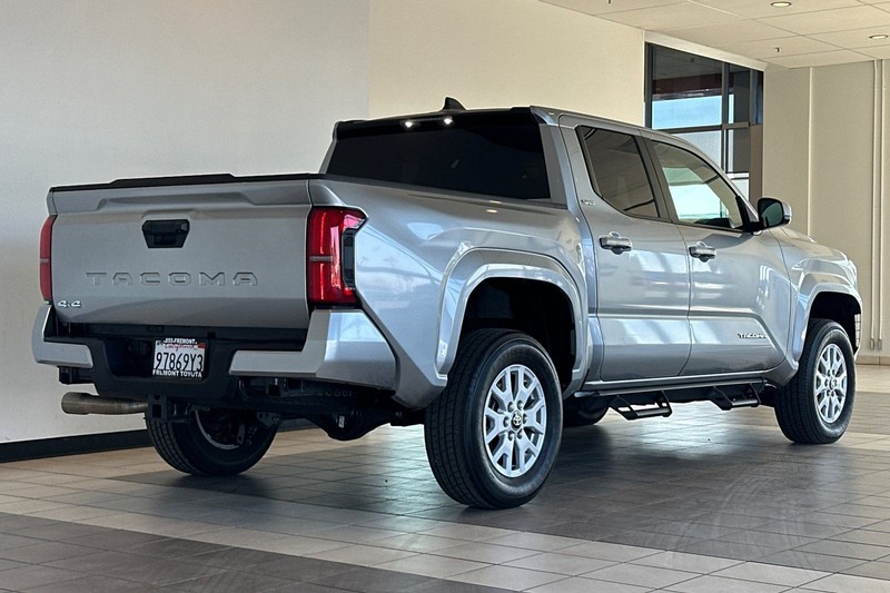 Toyota Tacoma 4WD Vehicle Full-screen Gallery Image 04