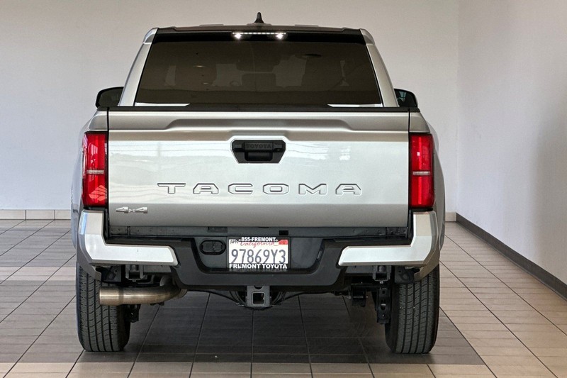 Toyota Tacoma 4WD Vehicle Full-screen Gallery Image 05