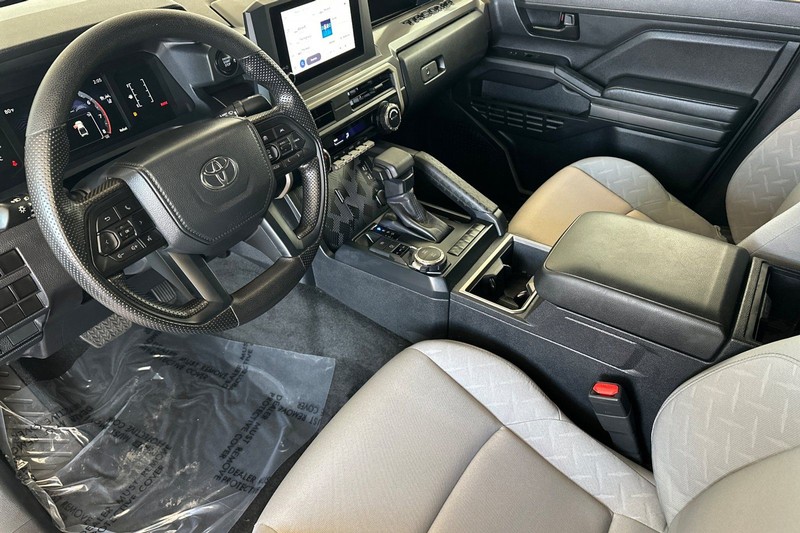 Toyota Tacoma 4WD Vehicle Full-screen Gallery Image 10