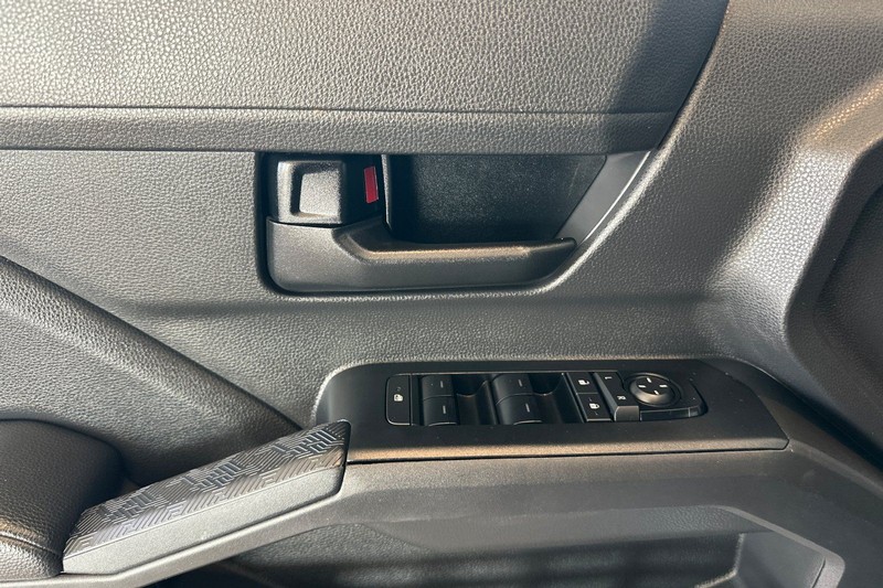 Toyota Tacoma 4WD Vehicle Full-screen Gallery Image 11