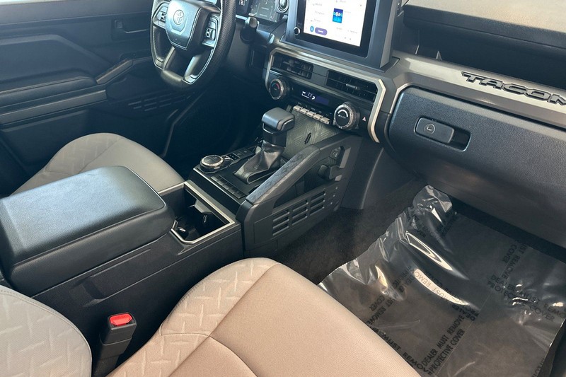 Toyota Tacoma 4WD Vehicle Full-screen Gallery Image 15