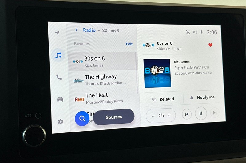 Toyota Tacoma 4WD Vehicle Full-screen Gallery Image 17