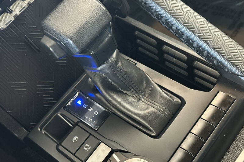 Toyota Tacoma 4WD Vehicle Full-screen Gallery Image 21