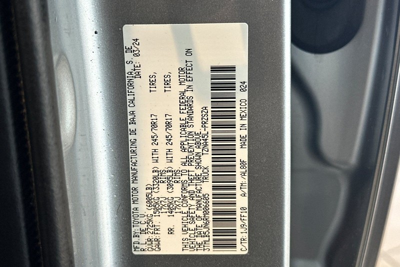 Toyota Tacoma 4WD Vehicle Full-screen Gallery Image 28