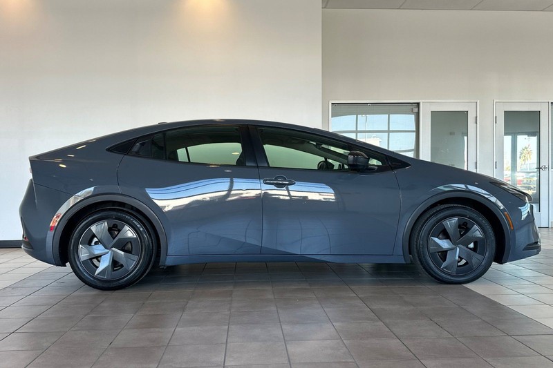 Toyota Prius Vehicle Full-screen Gallery Image 03