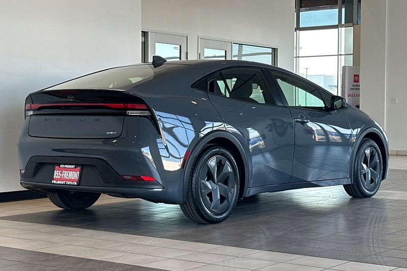 Toyota Prius Vehicle Full-screen Gallery Image 04