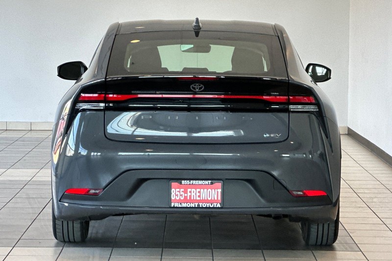 Toyota Prius Vehicle Full-screen Gallery Image 05