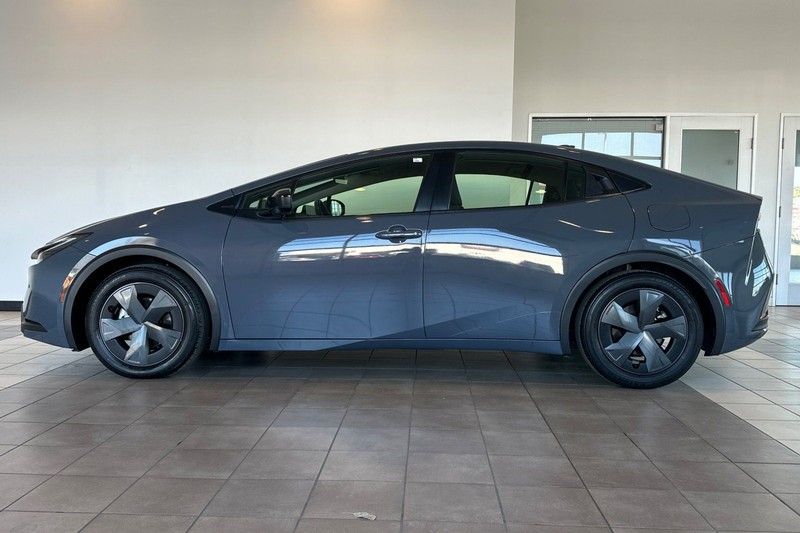 Toyota Prius Vehicle Full-screen Gallery Image 07