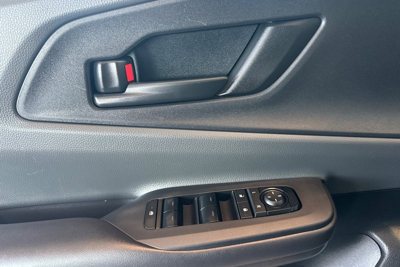 Toyota Prius Vehicle Full-screen Gallery Image 11