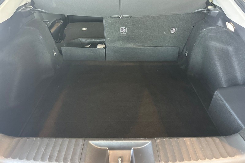 Toyota Prius Vehicle Full-screen Gallery Image 15