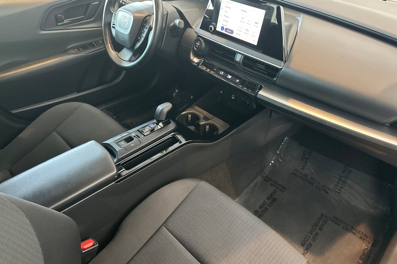 Toyota Prius Vehicle Full-screen Gallery Image 16