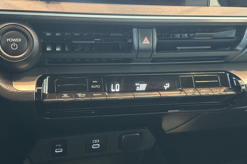 Toyota Prius Vehicle Full-screen Gallery Image 21