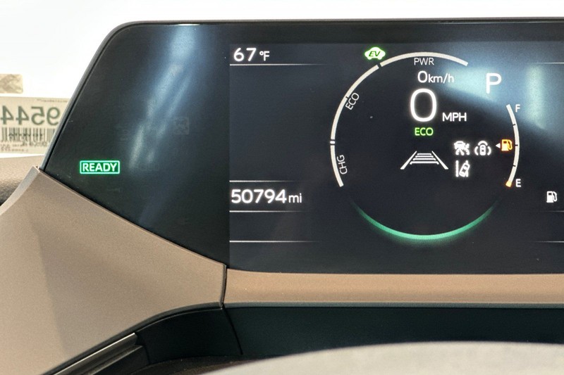 Toyota Prius Vehicle Full-screen Gallery Image 25