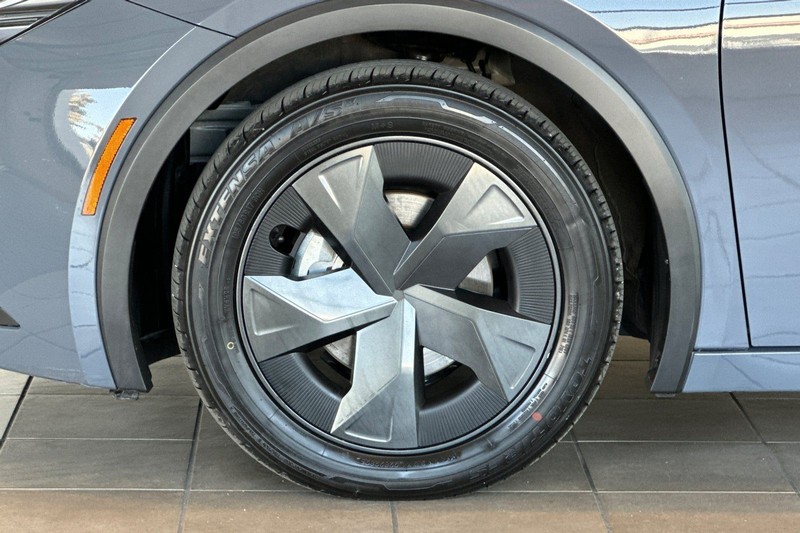 Toyota Prius Vehicle Full-screen Gallery Image 26