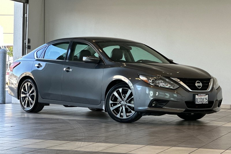 Nissan Altima Vehicle Full-screen Gallery Image 02