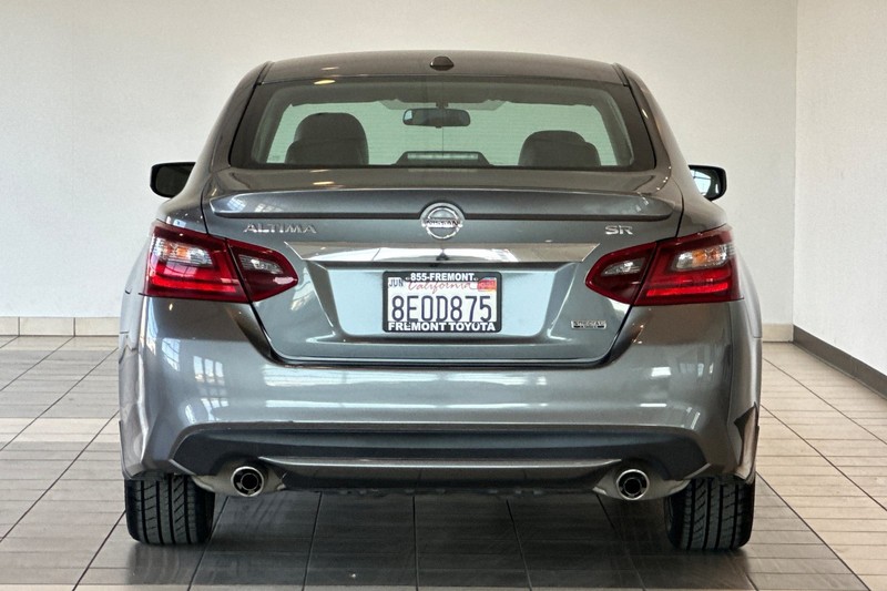 Nissan Altima Vehicle Full-screen Gallery Image 05