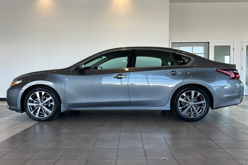 Nissan Altima Vehicle Full-screen Gallery Image 07