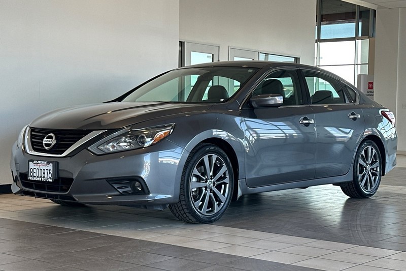 Nissan Altima Vehicle Full-screen Gallery Image 08