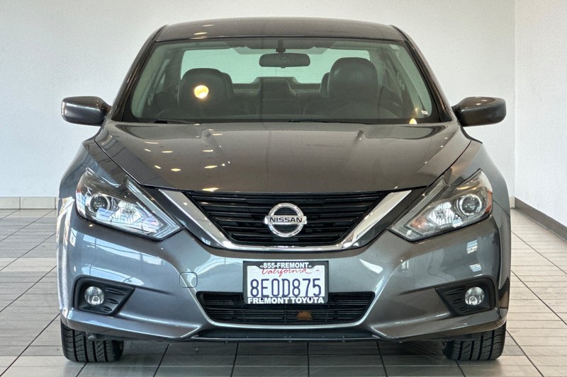 Nissan Altima Vehicle Full-screen Gallery Image 09