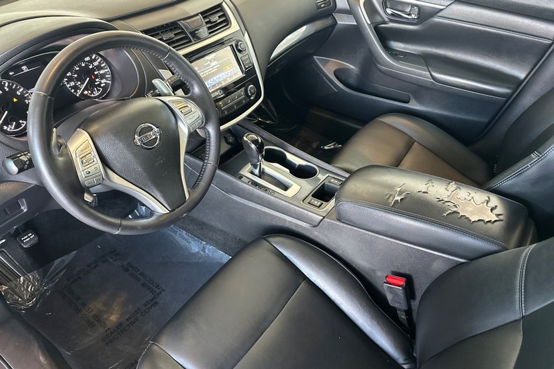 Nissan Altima Vehicle Full-screen Gallery Image 10