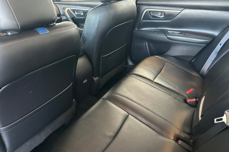 Nissan Altima Vehicle Full-screen Gallery Image 12