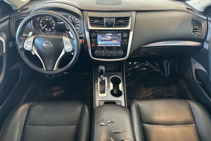 Nissan Altima Vehicle Full-screen Gallery Image 13