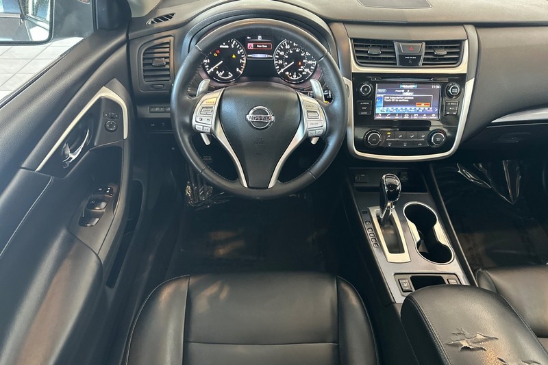 Nissan Altima Vehicle Full-screen Gallery Image 14