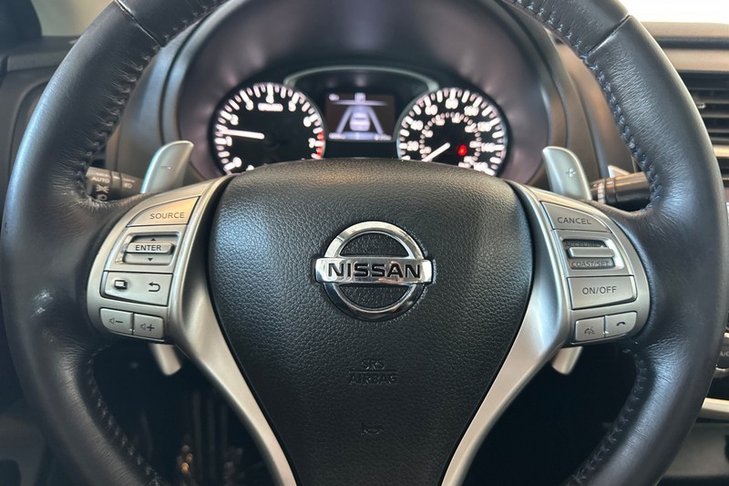 Nissan Altima Vehicle Full-screen Gallery Image 23