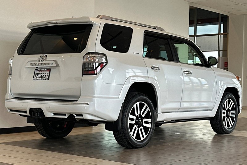 Toyota 4Runner Vehicle Full-screen Gallery Image 04