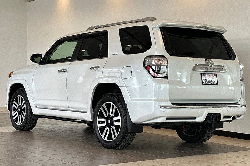 Toyota 4Runner Vehicle Full-screen Gallery Image 06
