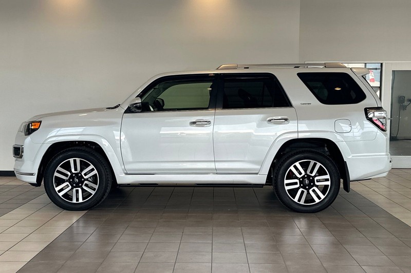 Toyota 4Runner Vehicle Full-screen Gallery Image 07