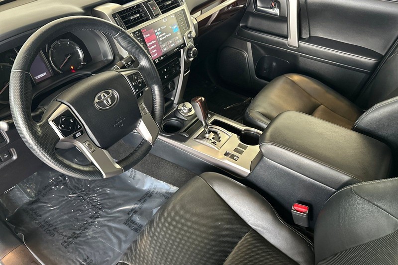 Toyota 4Runner Vehicle Full-screen Gallery Image 10