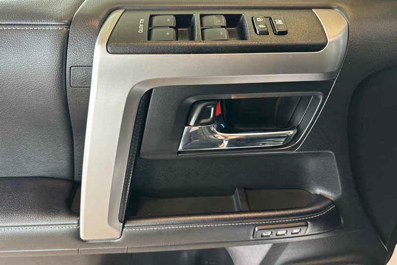 Toyota 4Runner Vehicle Full-screen Gallery Image 11