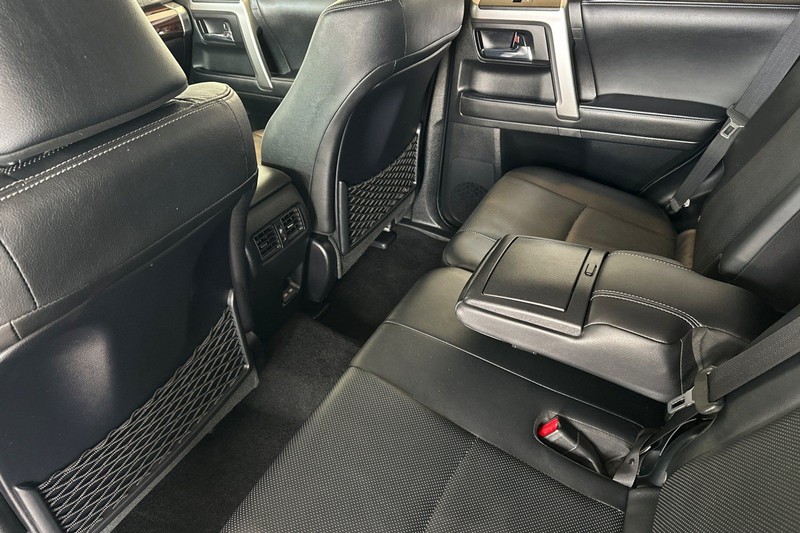 Toyota 4Runner Vehicle Full-screen Gallery Image 12