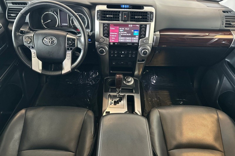 Toyota 4Runner Vehicle Full-screen Gallery Image 13