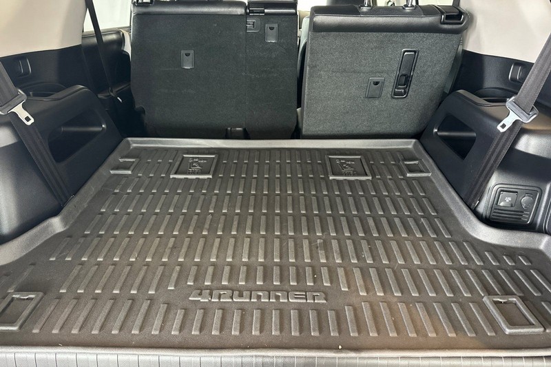 Toyota 4Runner Vehicle Full-screen Gallery Image 15