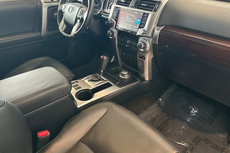 Toyota 4Runner Vehicle Full-screen Gallery Image 16