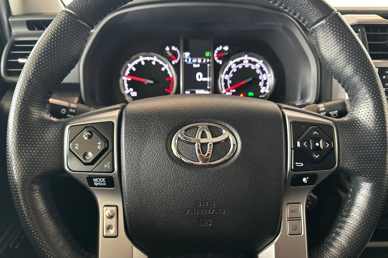 Toyota 4Runner Vehicle Full-screen Gallery Image 24