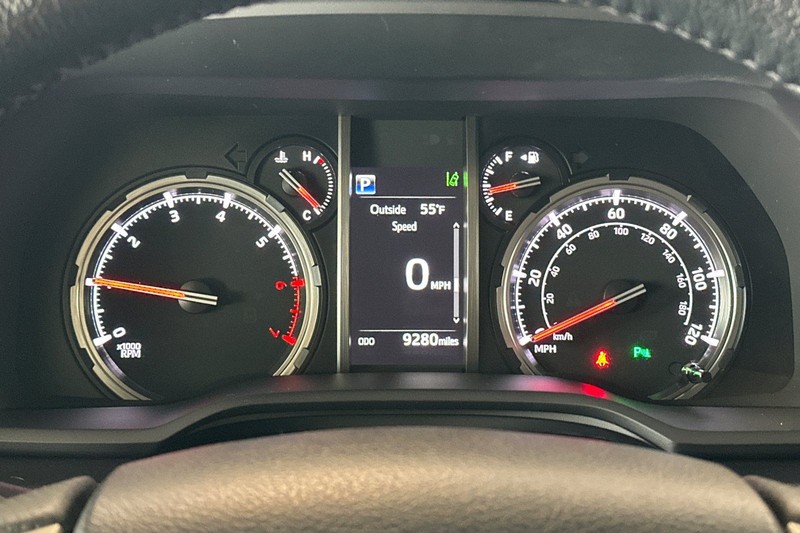 Toyota 4Runner Vehicle Full-screen Gallery Image 25