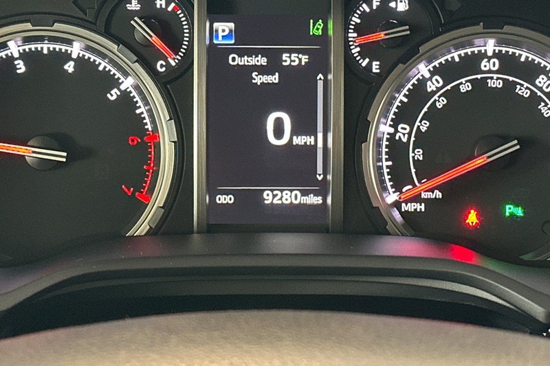 Toyota 4Runner Vehicle Full-screen Gallery Image 26