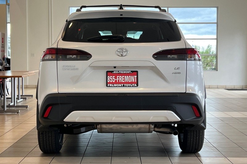 Toyota Corolla Cross Vehicle Full-screen Gallery Image 06