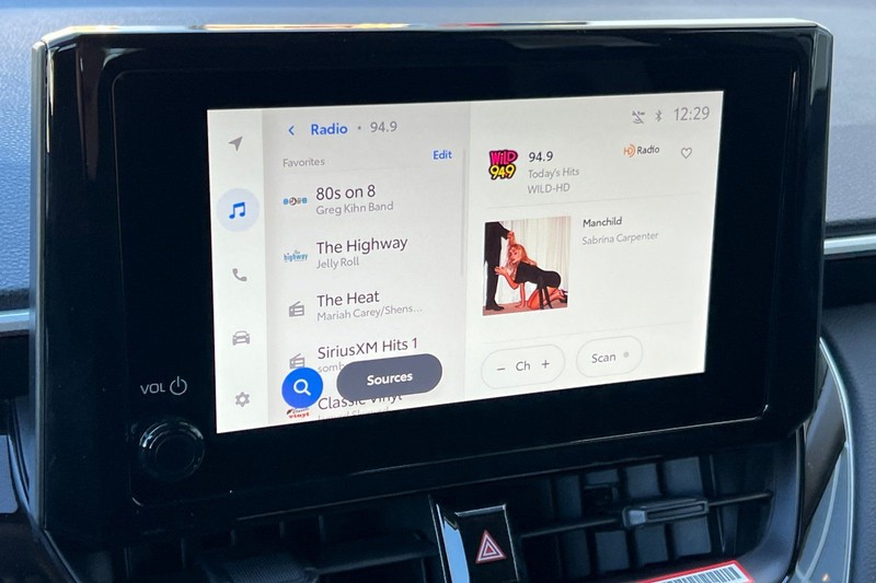 Toyota Corolla Cross Vehicle Full-screen Gallery Image 16